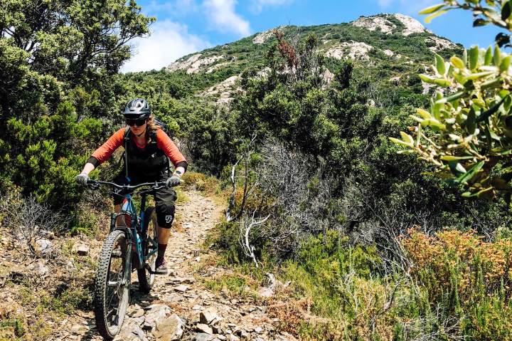Mountainbikerin auf Il Semaforo auf Elba