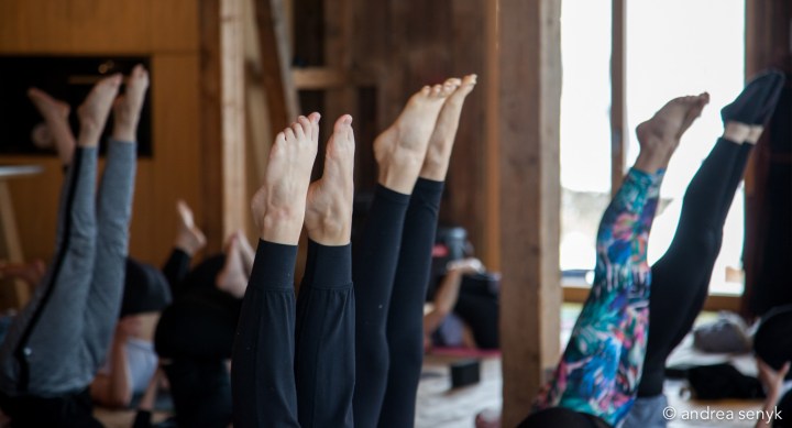 Füße beim Schulterstand im Yoga 