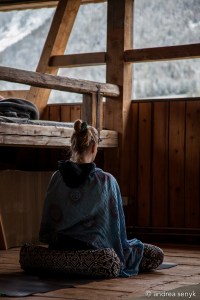Yogi in Hütte beim Meditieren