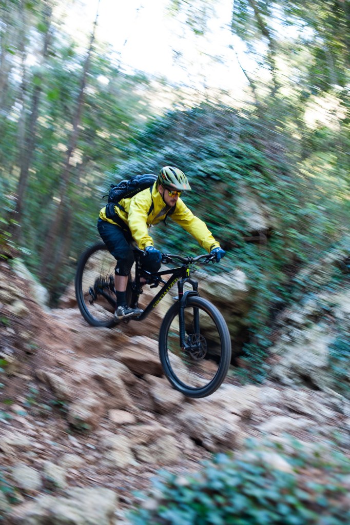 Mountainbiker auf felsigem Trail