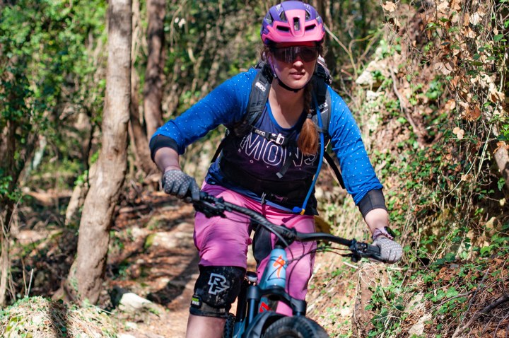 Mountainbikerin auf Trail in Nahaufnahme