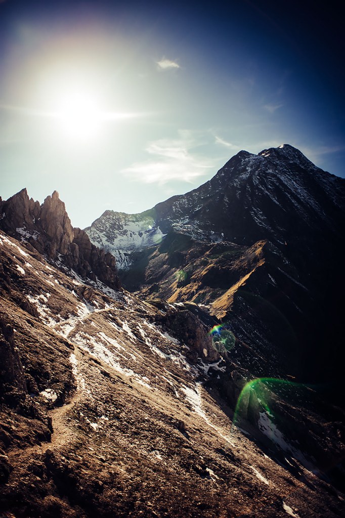 Sonne über Trail im Hochgebirge