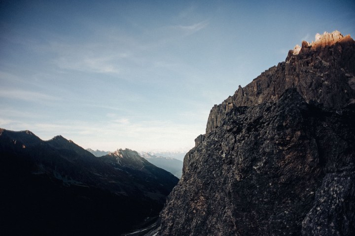 Sonnenuntergang in den Bergen mit Gipfel noch in der Sonne
