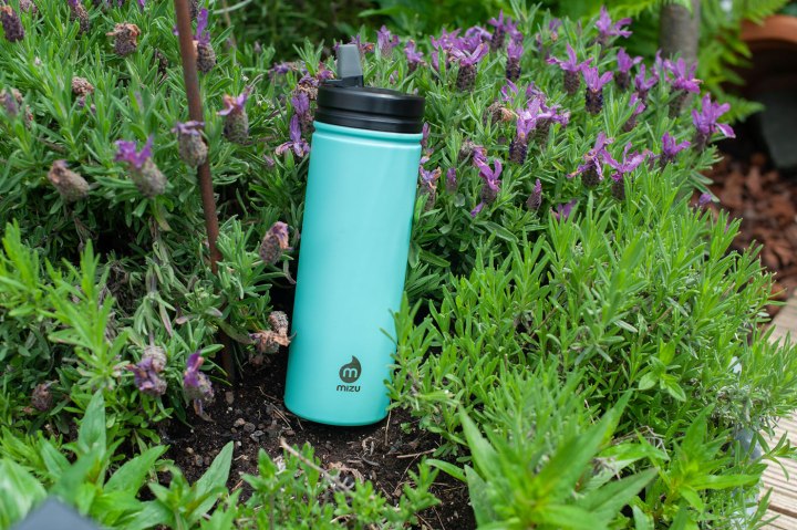 Isolierte Mizu Trinkflasche in türkis