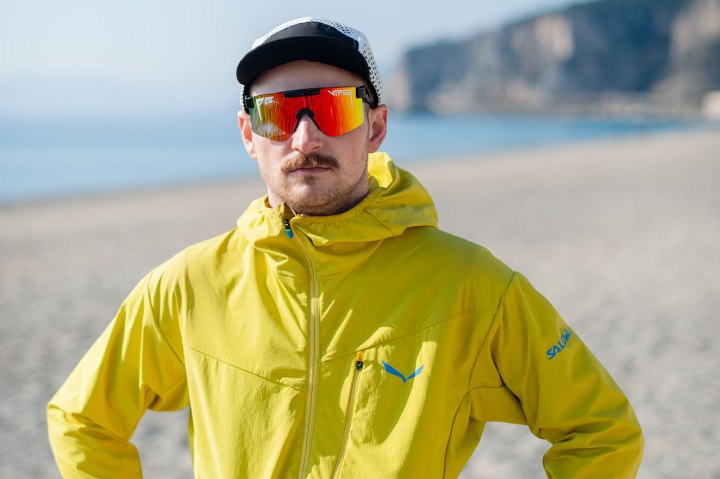 Mann mit Sonnenbrille an Strand