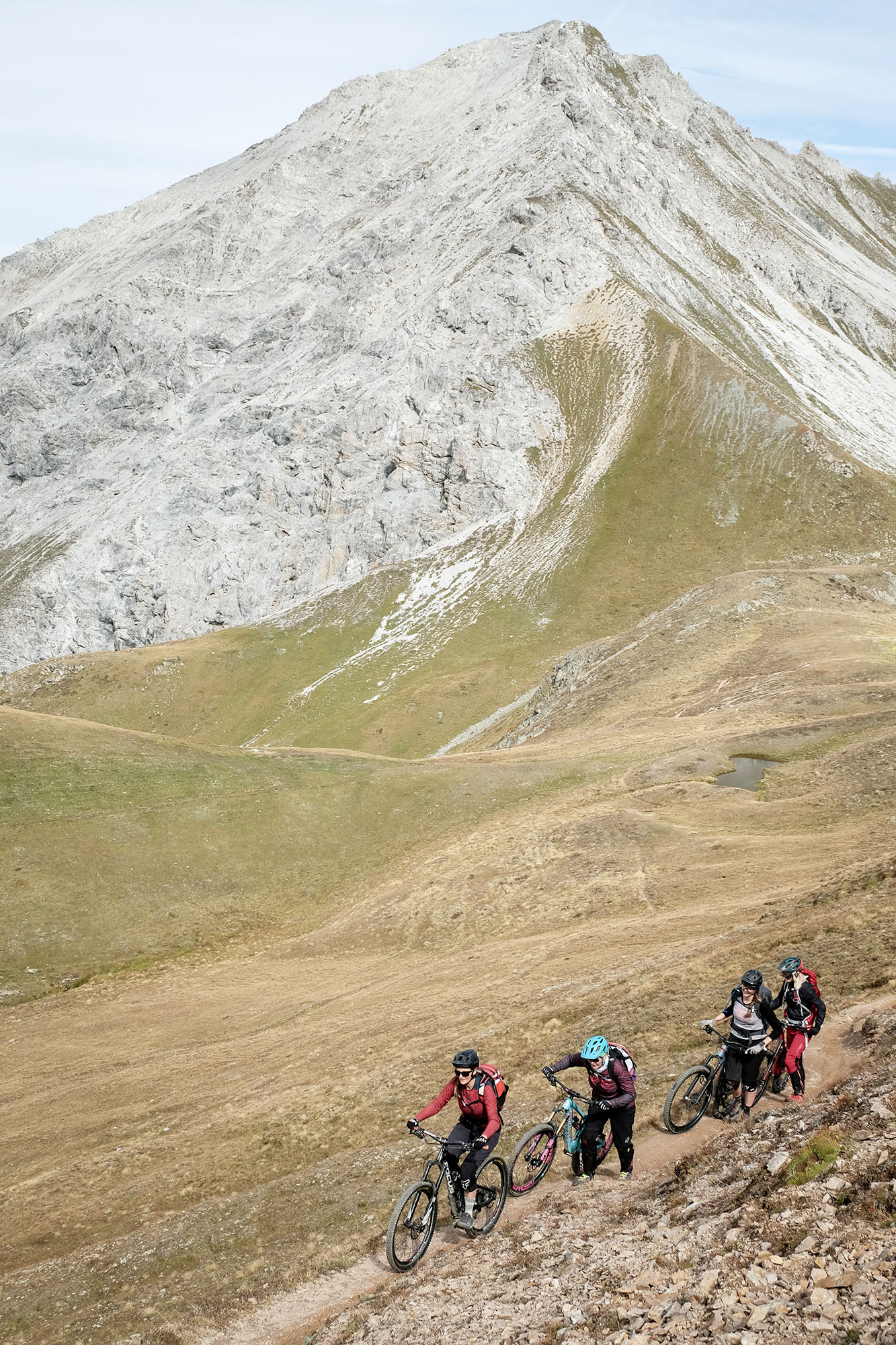 Mountainbikerinnen schieben Berg hoch