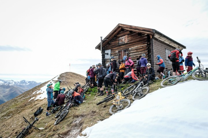 Hütte mit Mountainbikerinnen davor 