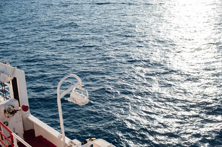 Blick von Fähre mit Lampe aufs Meer