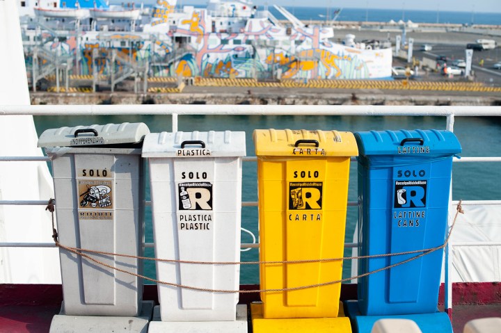 Mülltonnen auf italienischer Fähre