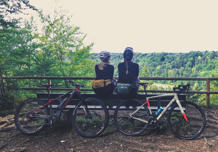 Bikerinnen auf Bank mit Ausblick