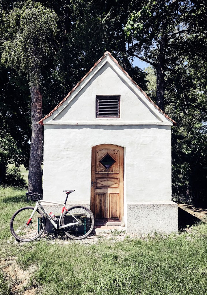 Specialized Diverge vor Kapelle