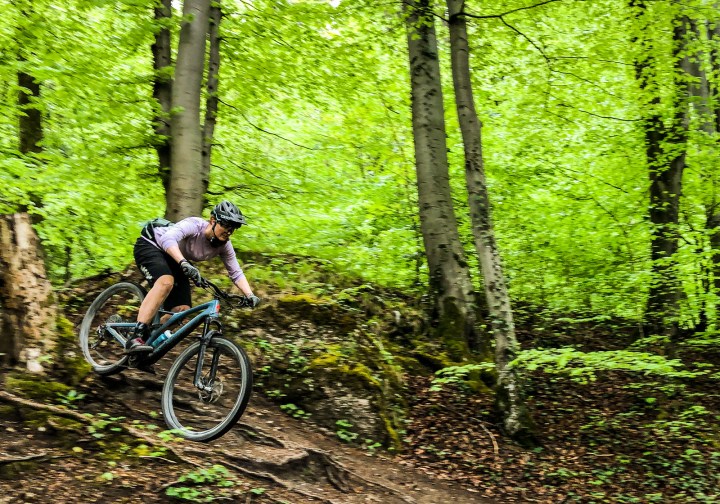 Mountainbikern mit implantiertem Defibrillator