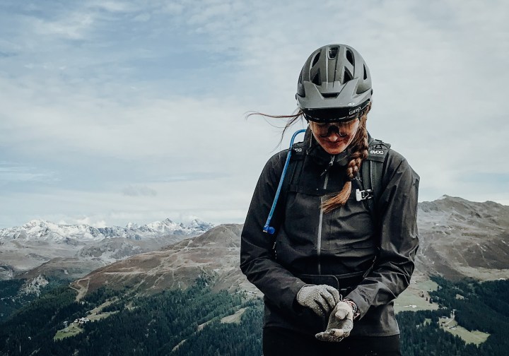 Lisa Amenda in den Bergen beim Mountainbiken
