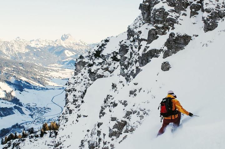 Skifahrerin bei der Abfahrt im Tiefschnee
