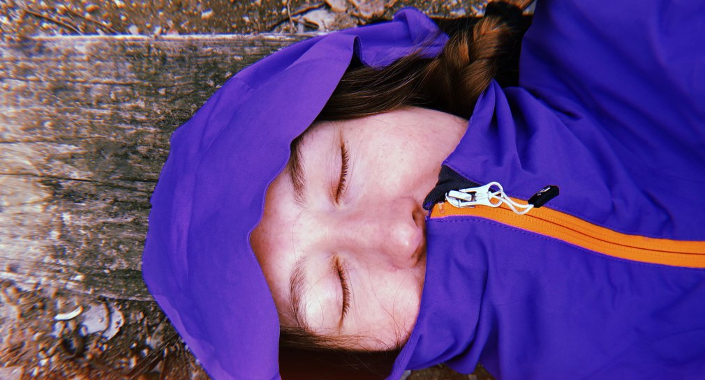 Frau schläft erholsam