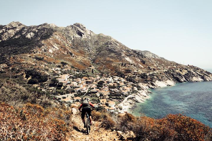Mountainbiken Elba Frau fährt Trail auf Insel Elba