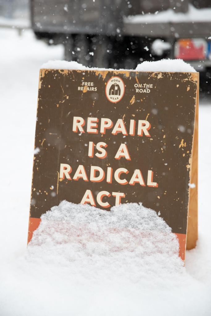Repair is a radical act Schild von Patagonia im Schnee