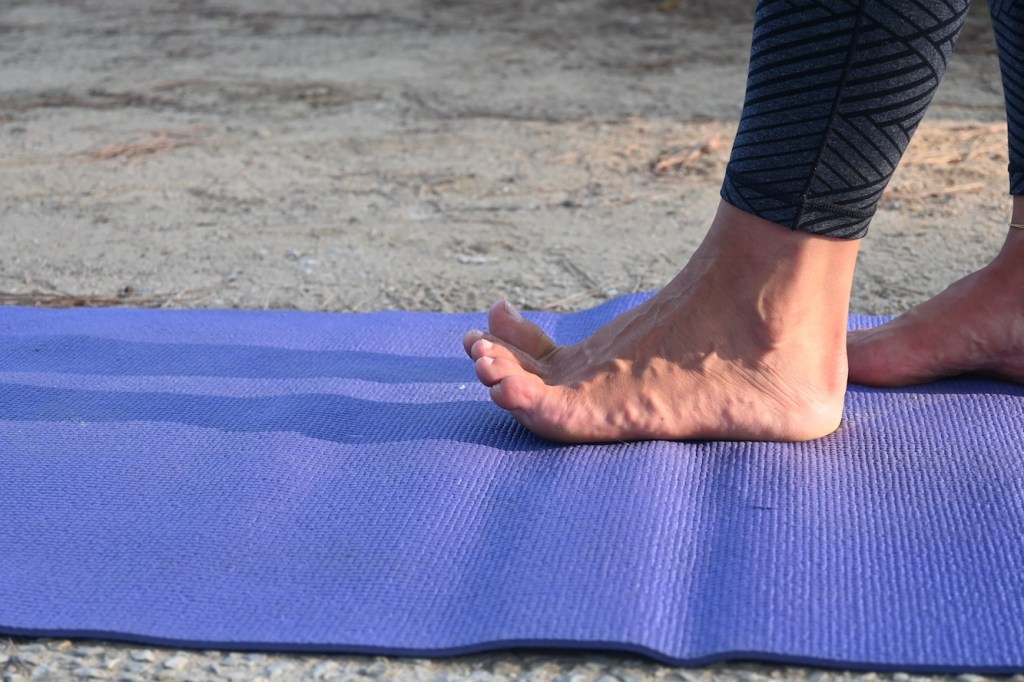 Frau hebt Zehen bei Fußgymnastik