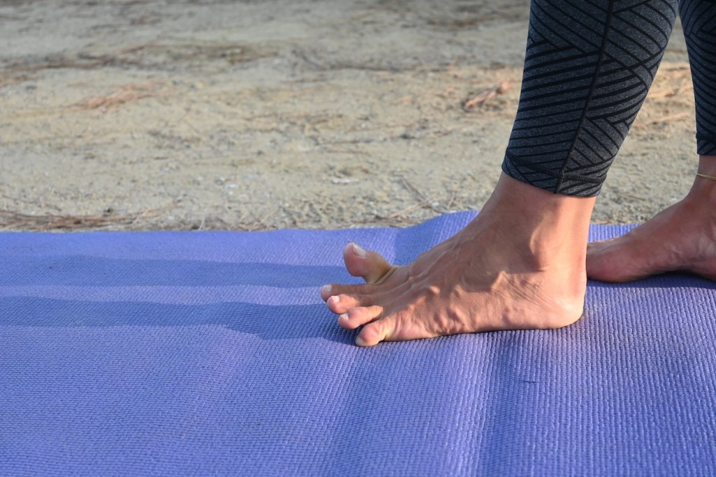 Frau senkt Zehen einzeln in Fußgymnastik ab